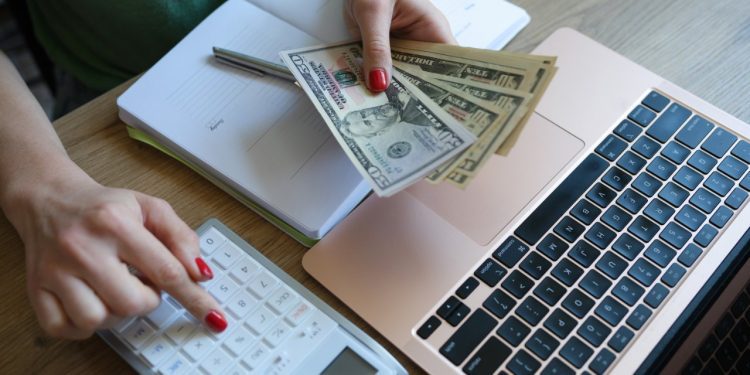 Smart Money Moves: The Best Low-Cost Digital Tools to Help You Grow Your Wealth